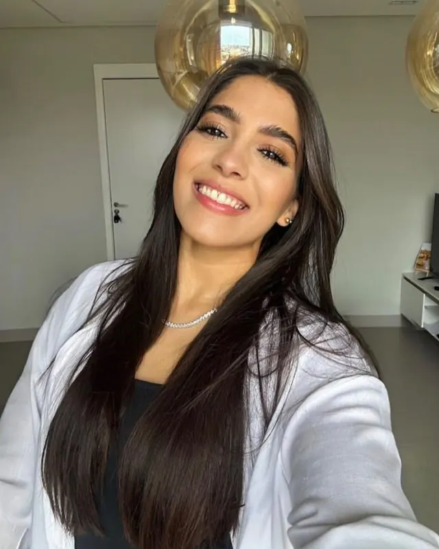Cliente sorrindo após o design de sobrancelhas