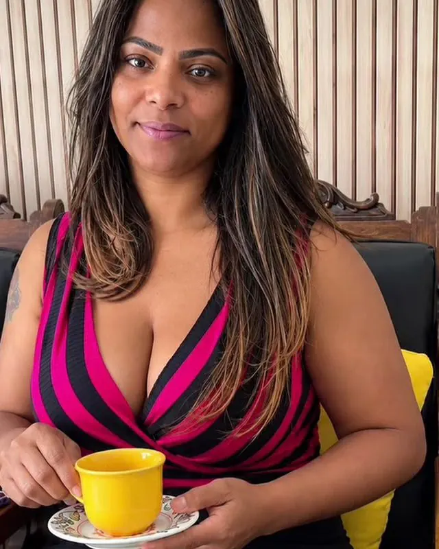 Fábia tomando café no espaço de atendimento