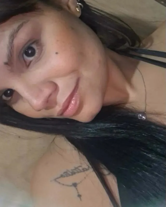 Rafaela mostrando a sobrancelha feita pela Vanessa