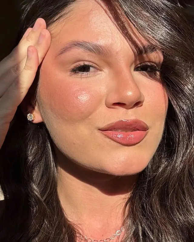 Tatiane mostrando as sobrancelhas sob luz natural